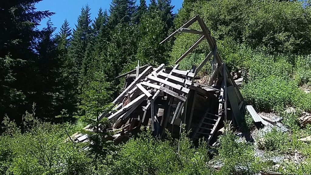 The trailhead to the lake is off the Fir Glade trailhead road. This broken down old building is on the way to Hinkle. I sure wish I knew what it used to be. For some reason it fascinates me every time I pass it.