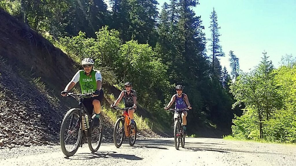 Sunday morning, I was joined by these three cool cats for an adventurous day of climbing. We were all feeling a little spunky as we left Applegate Lake and headed out along Carberry Creek.